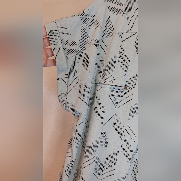 Flower & Feather Green Size 1X Top V-Neck Front Gold Zipper Blouse Short Sleeve - Picture 3 of 9